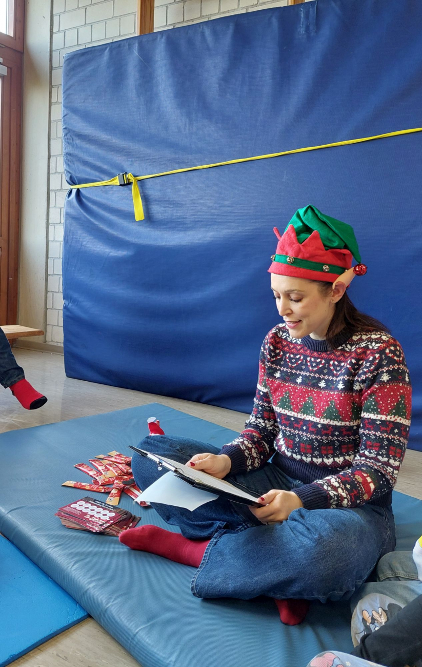 Die Citymanagerin Carmela Castiglione als Wichtel verkleidet.