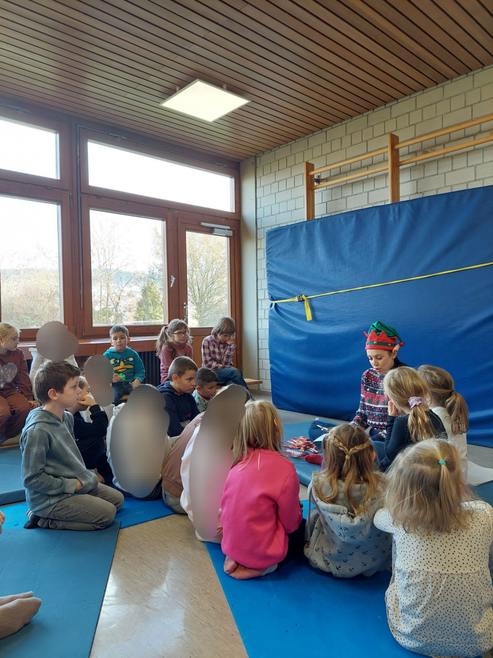 Die Schülerinnen und Schüler hören gespannt zu.