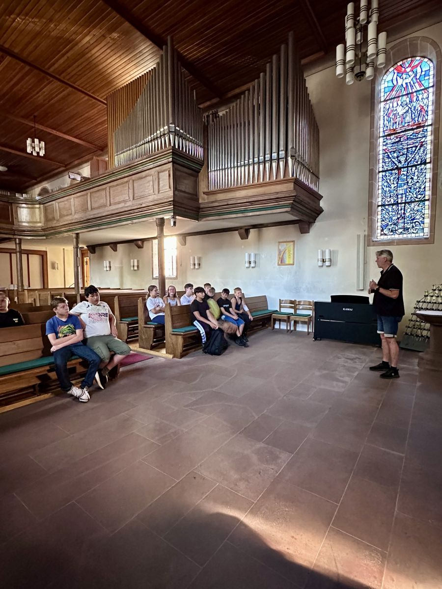 Die Schülerinnen und Schüler auf den Kirchenbänken.