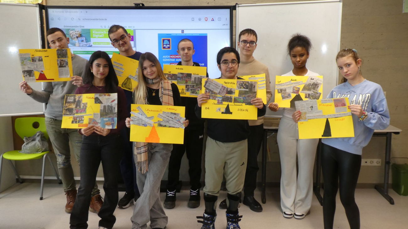 Die Kinder der Klasse 8 zeigen ihre Ergebnisse zur Arbeit mit der Zeitung auf Plakaten