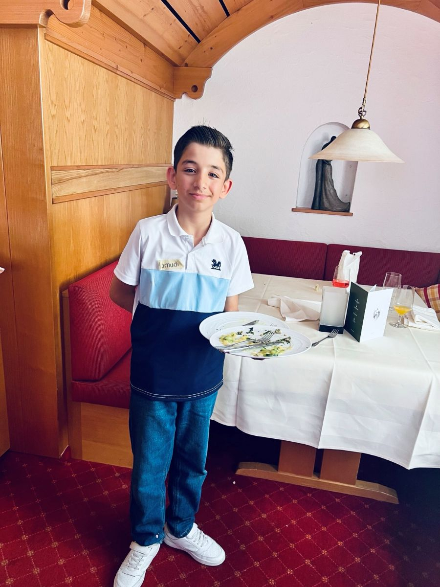 Ein Schüler beim Servieren des Essens