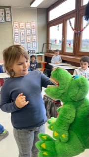 Zahngesundheit mit Frau Rexer und Krokodil Kroko in unserer Seeäckerschule, 2023.