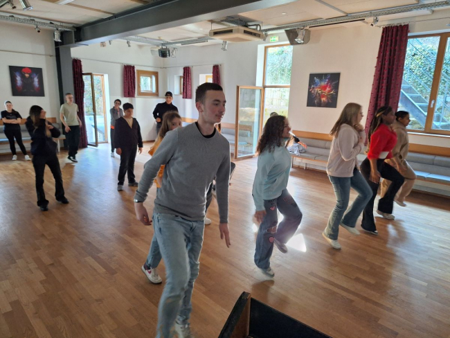 Die Schülerinnen und Schüler beim Üben der Tanzschritte - 3