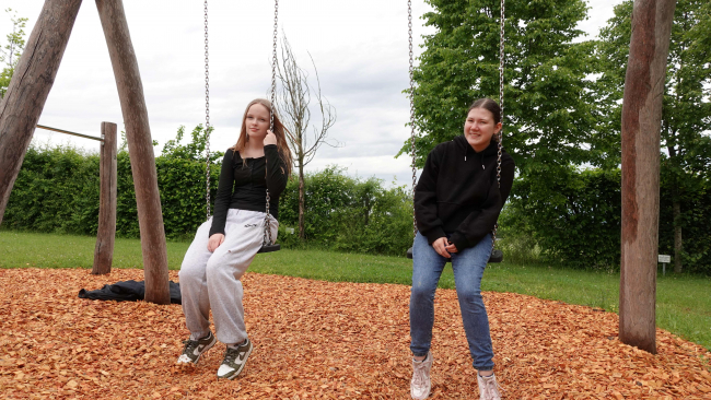 Schaukeln auf dem Abenteuerspielplatz