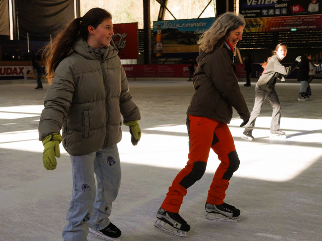 Gemeinsames Schlittschuhfahren von Lehrkräften und Kindern