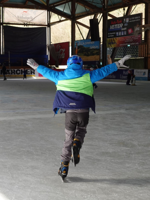 Ein Kunststück auf dem Eis.