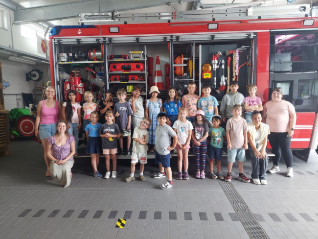 Gruppenfoto Klasse 1/2 vor dem Feuerwehrauto