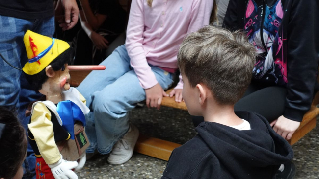Ein Kind hautnah mit einer Marionette.