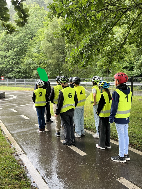 Die Kinder beim Ablaufen der Strecke