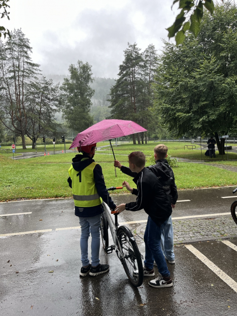 Beim Warten auf den Prüfungsbeginn im Regen