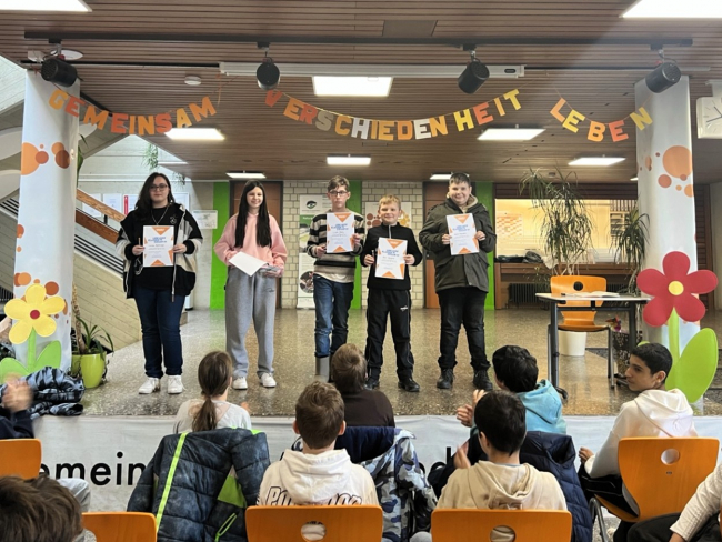 Die Siegerehrung des Vorlesewettbewerbs mit den besten Schülerinnen und Schülern der ersten Runde.