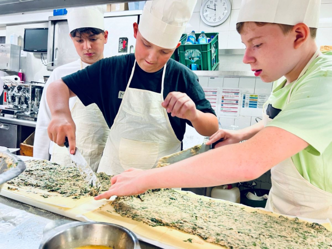 Schüler beim Befüllen der Maultaschen