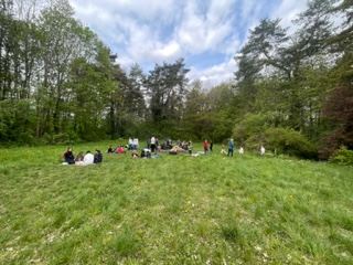 Unsere Seeäckerschule beim Wandertag im April 2024.