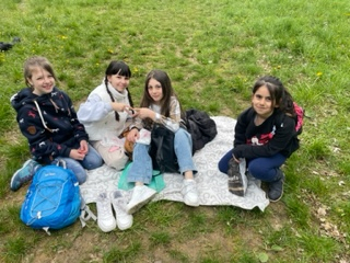 Unsere Seeäckerschule beim Wandertag im April 2024.