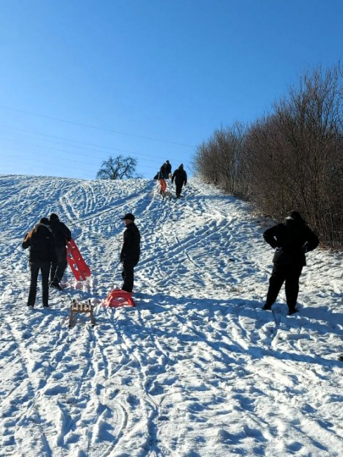 Die Schülerinnen und Schüler beim Weg auf den Berg.