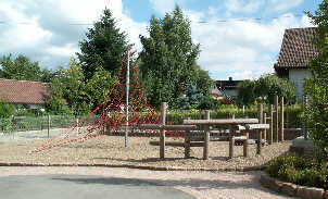 Pausenhof und Kinderspielplatz der Bohnenberger Grundschule Altburg